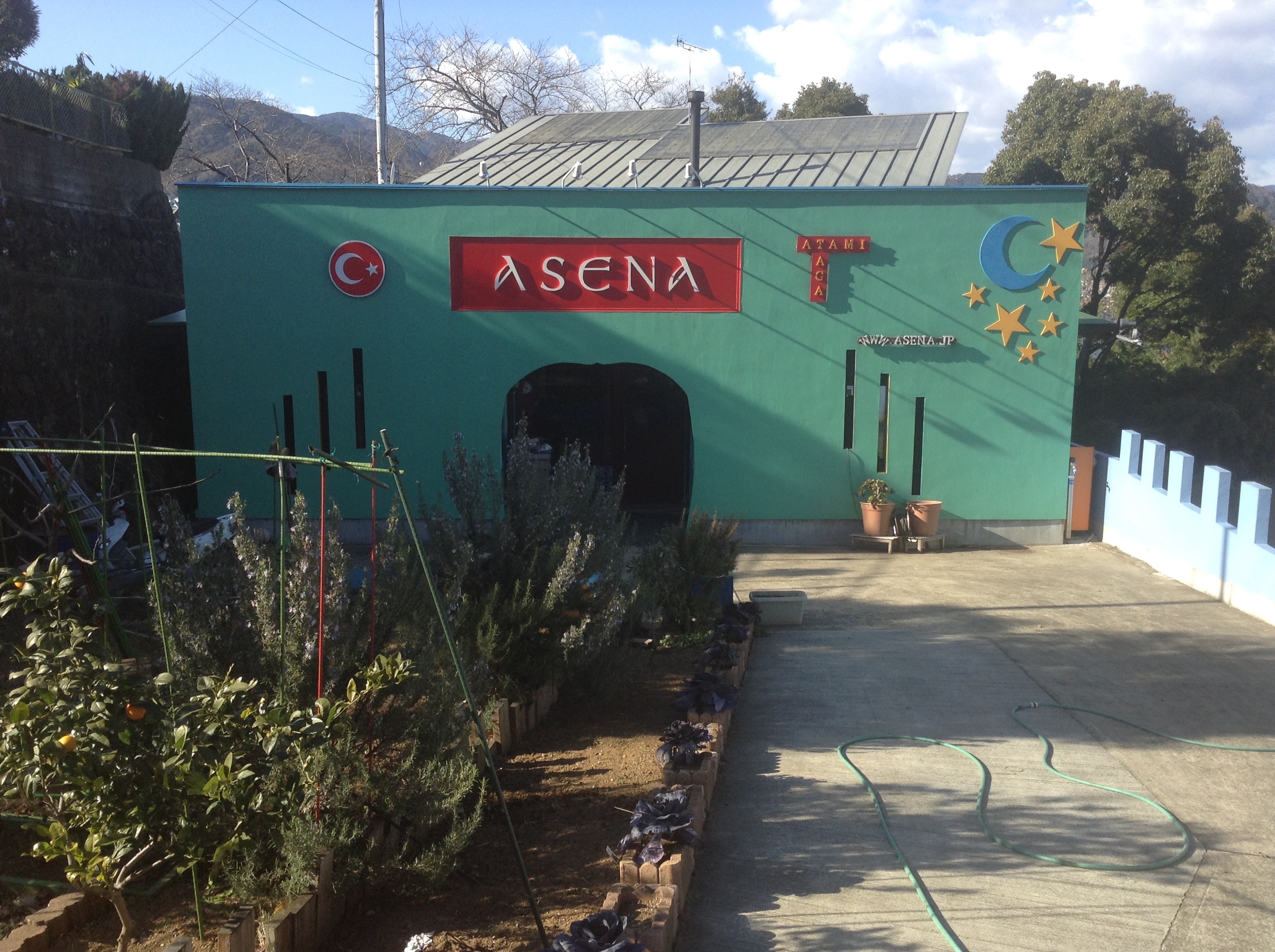 南熱海の自然の中、トルコのエーゲ海を思わせる異国情緒溢れる雰囲気でお食事が楽しめます